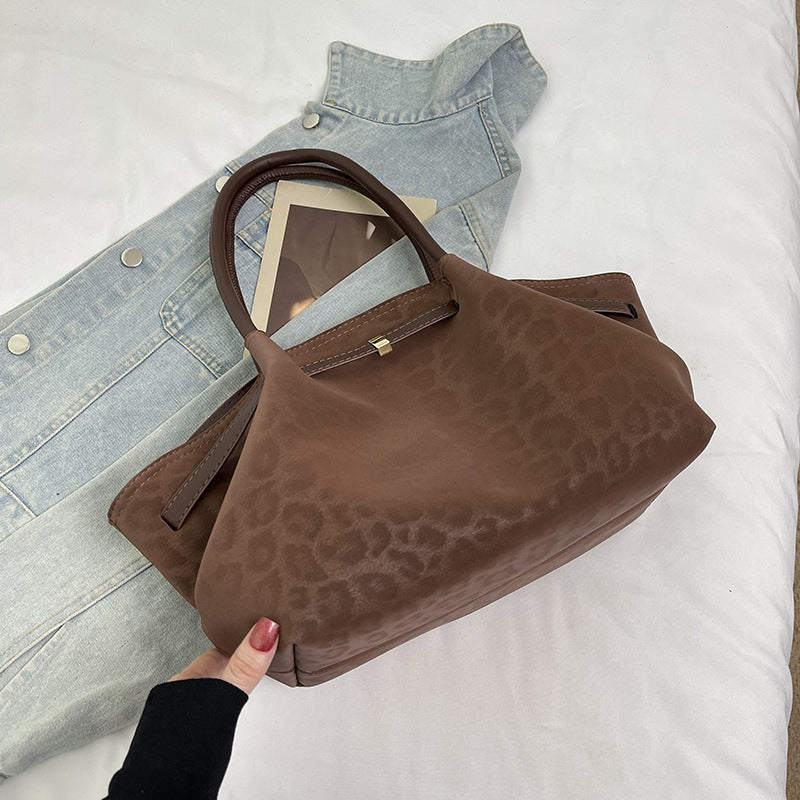 Sac cabas vintage suédé porté épaule avec bandoulière confortable trajets quotidiens