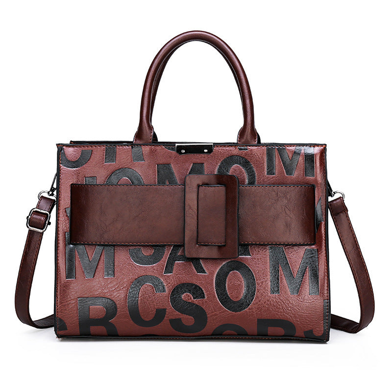 Intérieur grand sac femme ouvert, porte-documents, poche zippée, poche téléphone et patch visibles