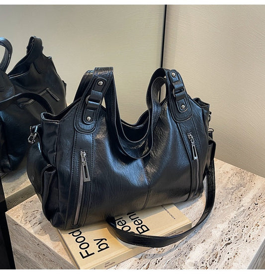 Le sac Jacquemus : l'accessoire iconique qui redéfinit l'élégance minimaliste