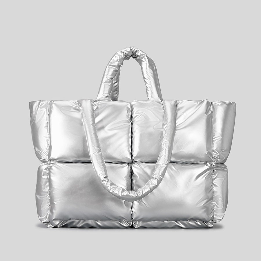 Femme portant sac matelassé duvet bronze en ville hiver, look cocooning fashion tendance
