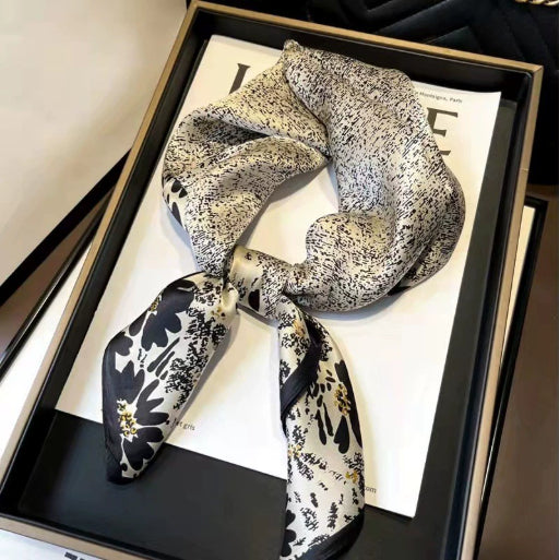 Foulard lettre fleurs grappes unique