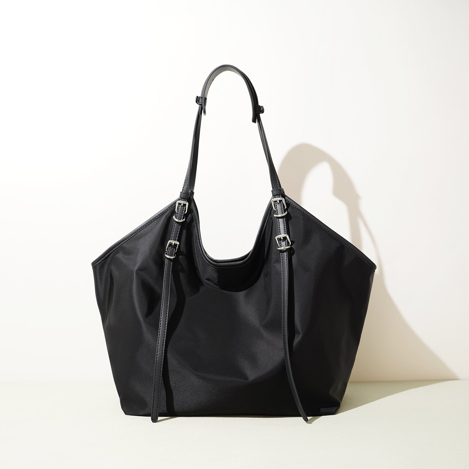 Femme portant sac crossbody denim casual bandoulière jean léger voyage décontracté