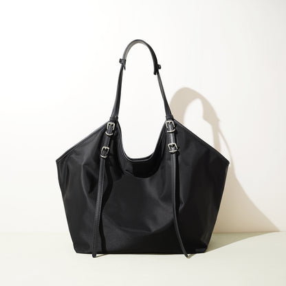 Femme portant sac crossbody denim casual bandoulière jean léger voyage décontracté