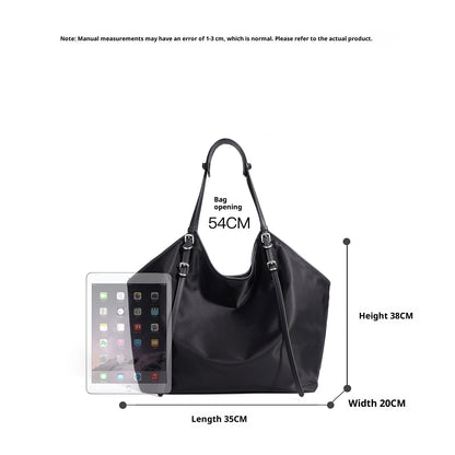 Détail patchwork assemblage tissu denim sac femme casual style unique artisanal