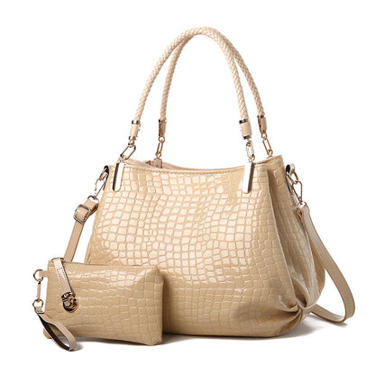Gros plan motif crocodile relief embossing sac PU femme, texture exotique premium look luxe

