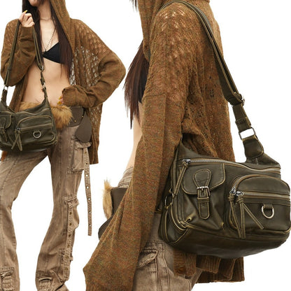 Femme portant le sac bandoulière style moto en travers du corps look rock urbain