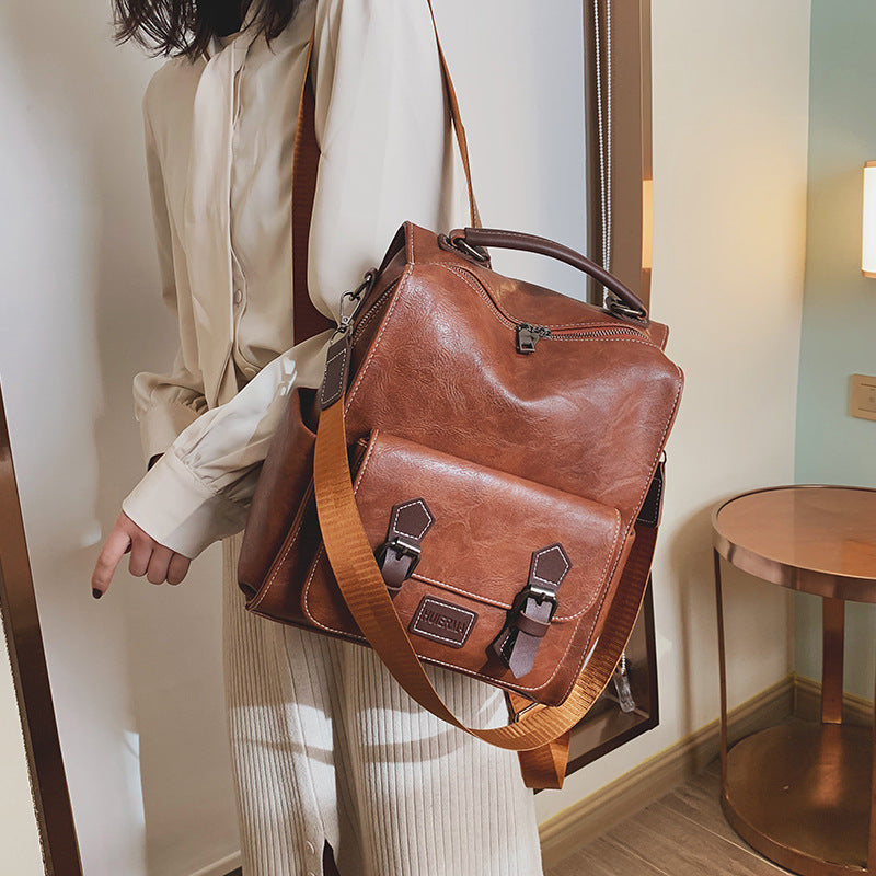 Femme portant sac dos coréen minimaliste campus université style Seoul moderne