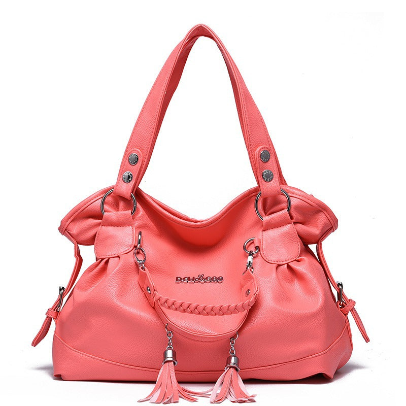 Vue latérale du sac frangé femme tendance