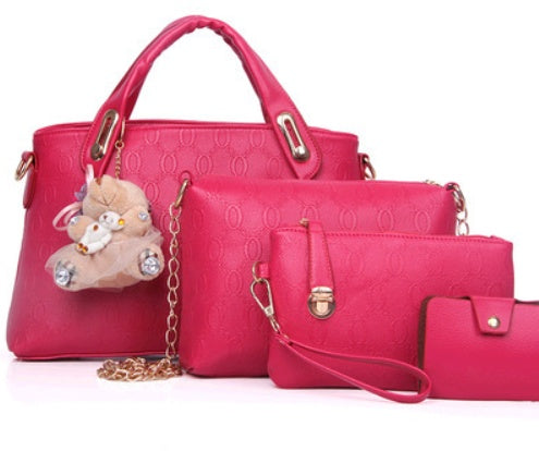 Femme portant sac à main rose rouge gaufré en ville, look casual chic style child bag tendance


