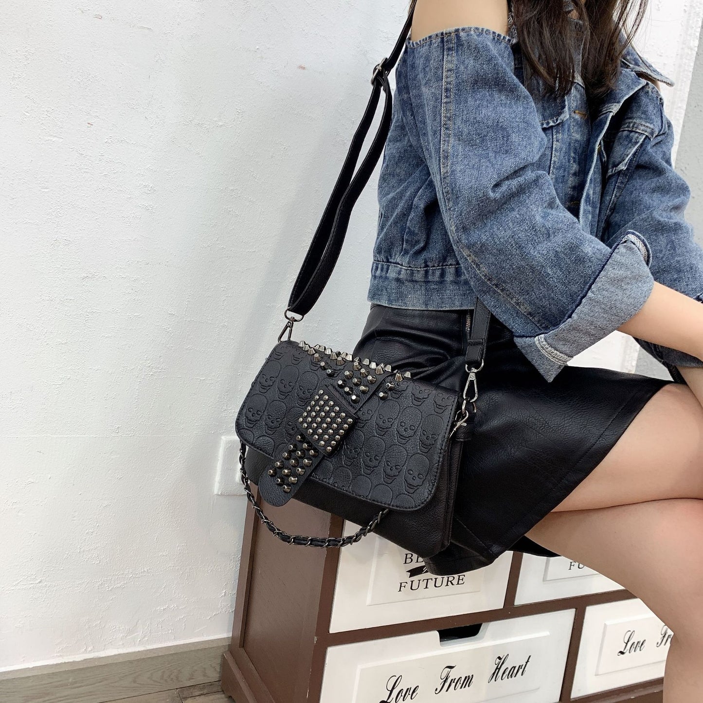 Sac PU noir rivets vue profil