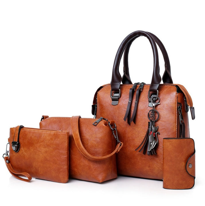 Intérieur sac à main femme ouvert, poche carte ID, poche téléphone et poche zippée visibles

