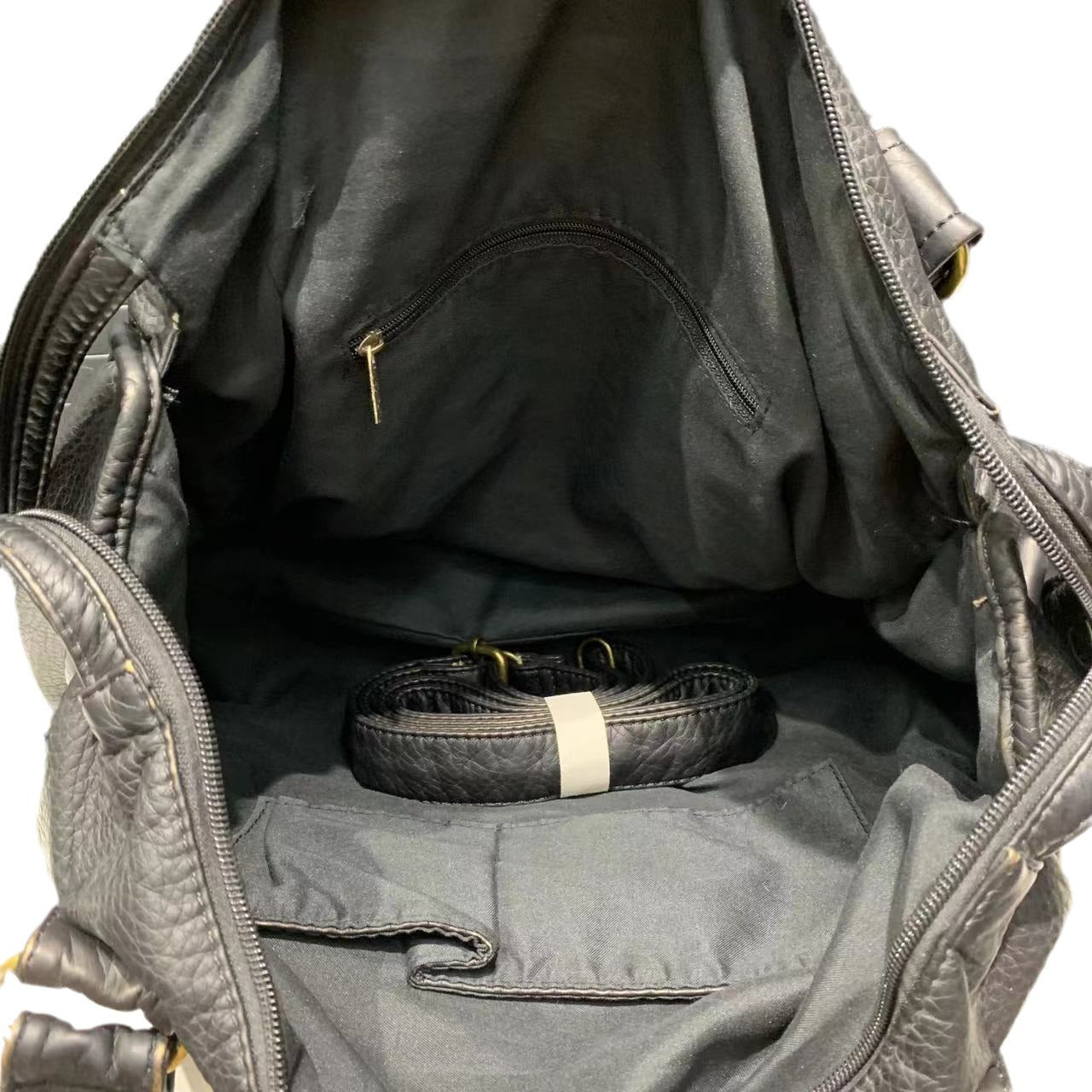 Femme portant city bag denim bandoulière en ville, look urban chic casual tendance
