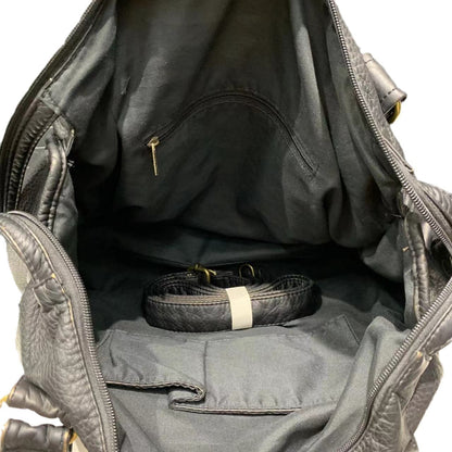 Femme portant city bag denim bandoulière en ville, look urban chic casual tendance
