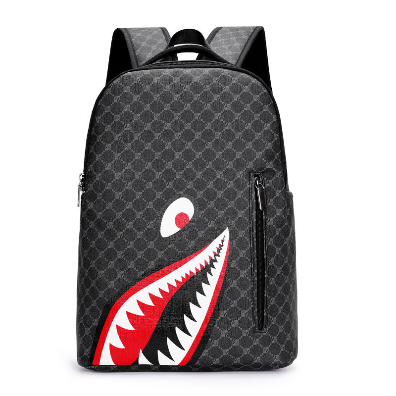 Homme portant sac à dos Shark grande capacité en ville ou voyage, style street urban tendance

