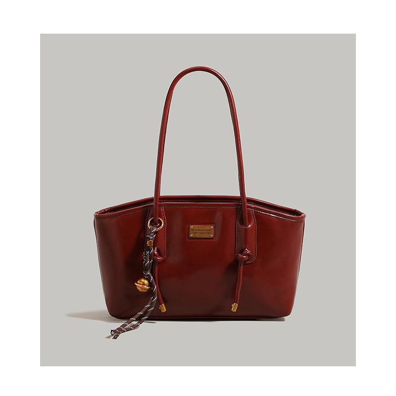 Tote bag rouge détail pendentif