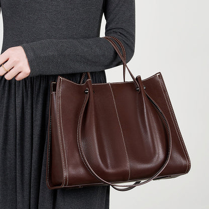 Poche extérieure 3D relief de sac cuir femme, détail coutures fil apparent style rétro

