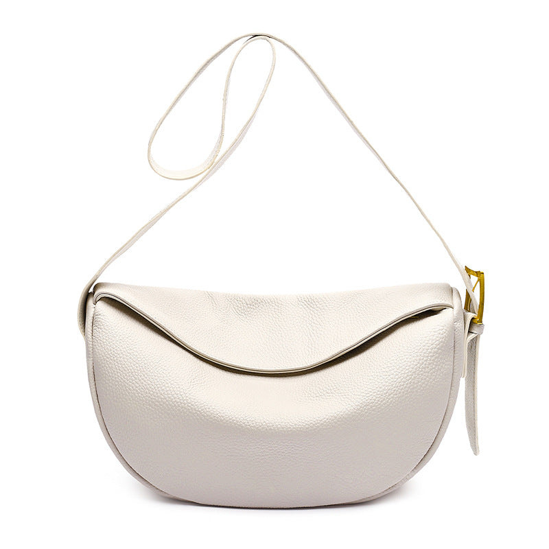 Femme portant sac bandoulière saddle cuir véritable style rétro élégant quotidien