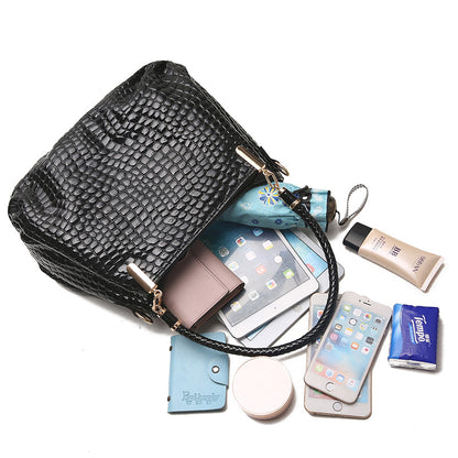 Femme portant set sac messenger croco PU en ville, grand sac épaule et pochette assortie, look tendance

