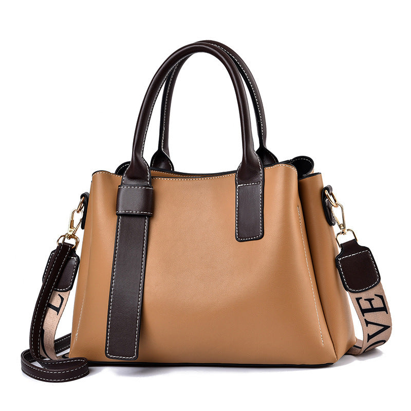 Femme portant sac à main grande capacité sur épaule look élégant professionnel