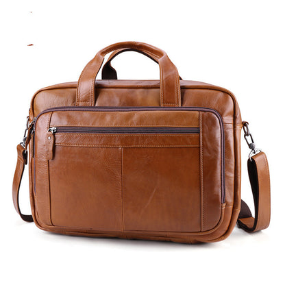 Sac ordinateur cuir 17 pouces avec laptop inséré, mallette business homme fermée

