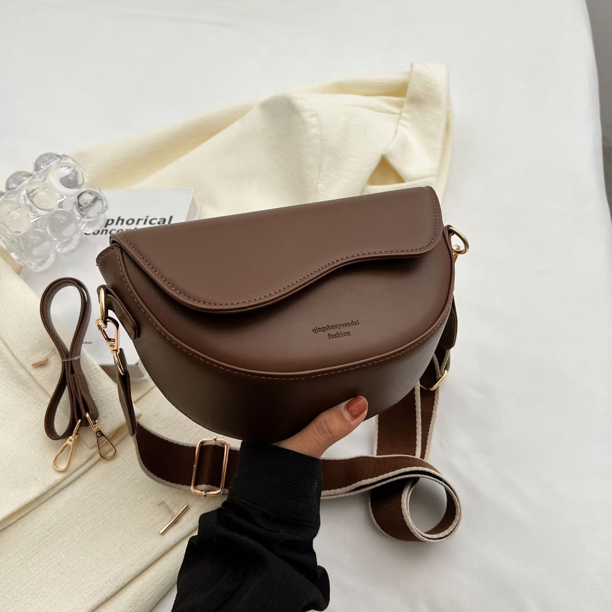 Zélie messenger kaki vue profil