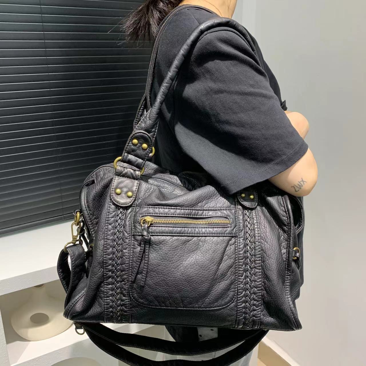 Intérieur city bag femme ouvert, doublure polyester, organisation rangement essentiel
