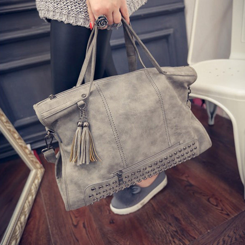Sac messenger rivets cuir mat noir Priscille Vogalia Paris