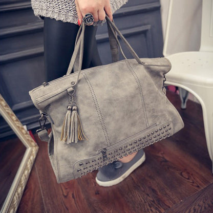 Sac messenger rivets cuir mat noir Priscille Vogalia Paris