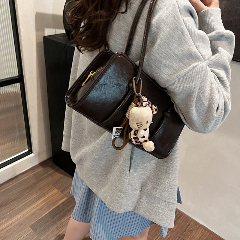 Intérieur sac aisselle poches organisées téléphone zippée cachée polyester France