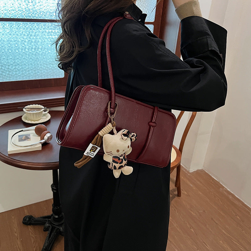 Sac underarm noir avec pendentif décoratif bohème chic femme parisienne tendance