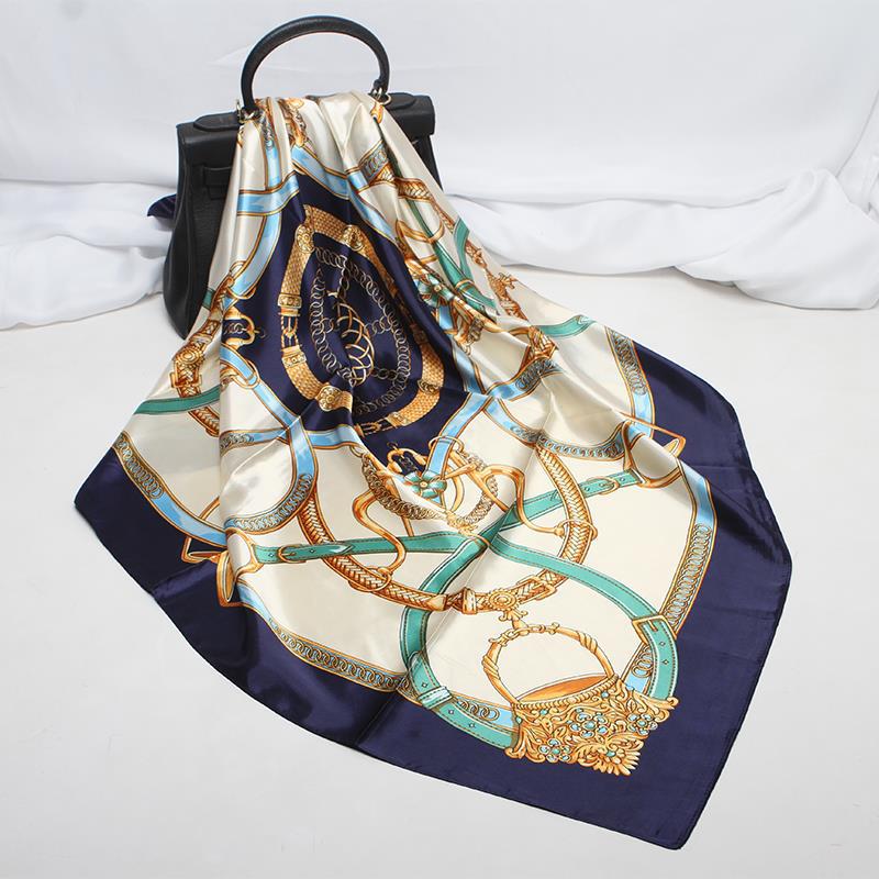 Foulard classique rose imprimé