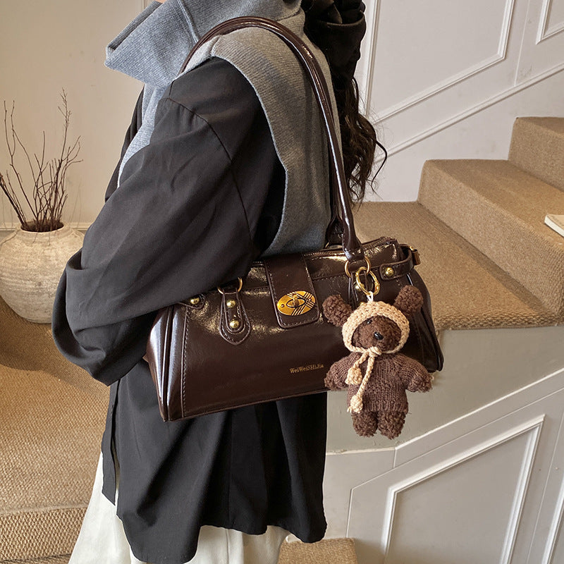Sac commuter niche marron avec pendentif