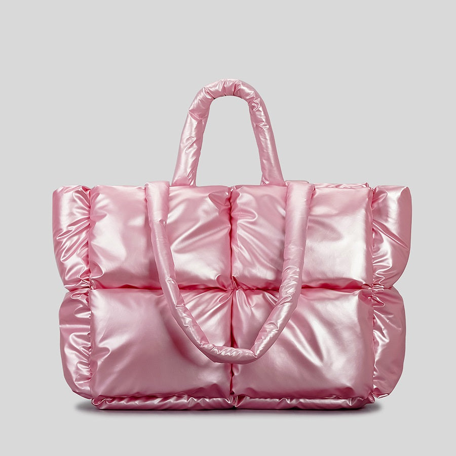Intérieur sac matelassé vert ouvert, doublure nylon, poche zippée et poche téléphone visibles

