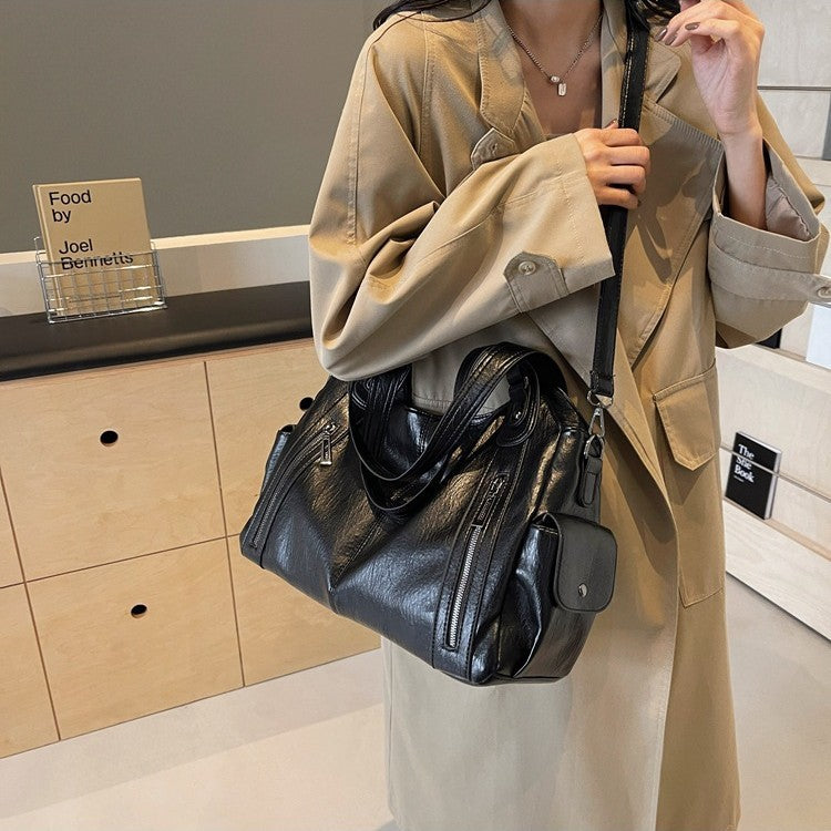Intérieur sac femme grande capacité ouvert, doublure polyester, compartiment zippé visible

