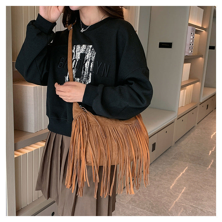 Détail franges pompons tassels sac femme bohème mouvement élégant vintage