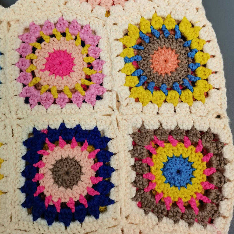 Femme portant tote bag crochet abricot à la plage ou au marché, look bohème chic estival
