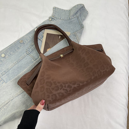 Sac cabas vintage suédé porté épaule avec bandoulière confortable trajets quotidiens
