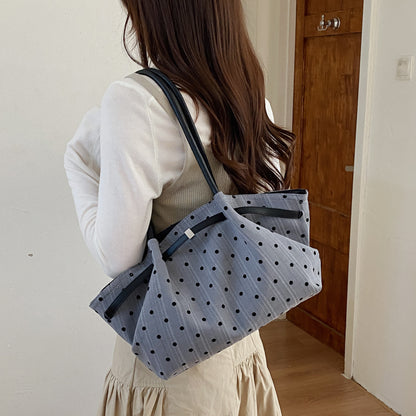 Domitille détail cuir synthétique pois