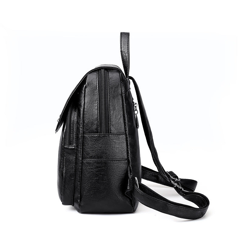 "Femme portant sac à dos voyage cuir confortable"