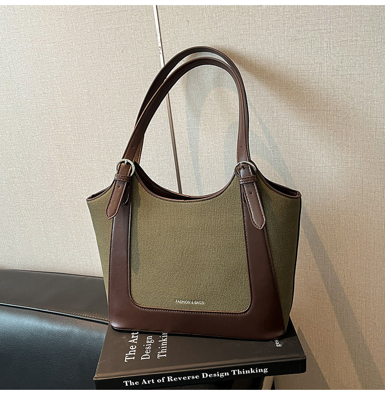 Éva détail PU stitching urban minimalist