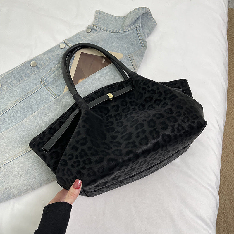 Femme portant sac tote suédé bandoulière épaule quotidien