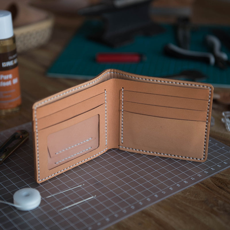 Portefeuille cuir vintage homme posé sur surface en bois, style artisanal fait main