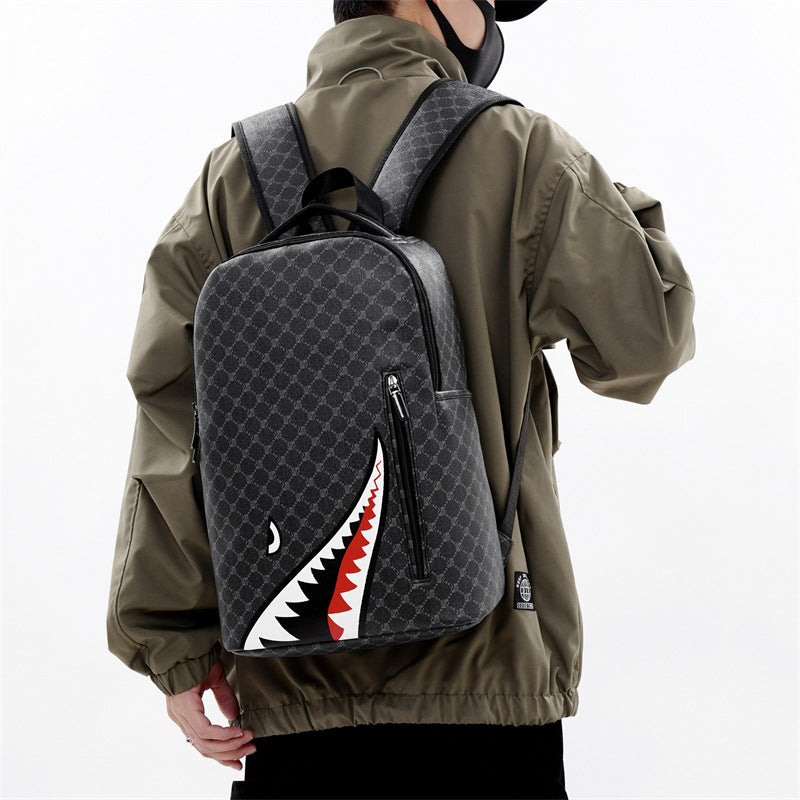 Gros plan coutures bicolores contrastées sac dos Shark, motif géométrique stitching street trend

