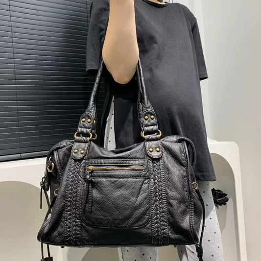 City bag femme PU souple noir carré horizontal, vue de face, style urban casual bandoulière
