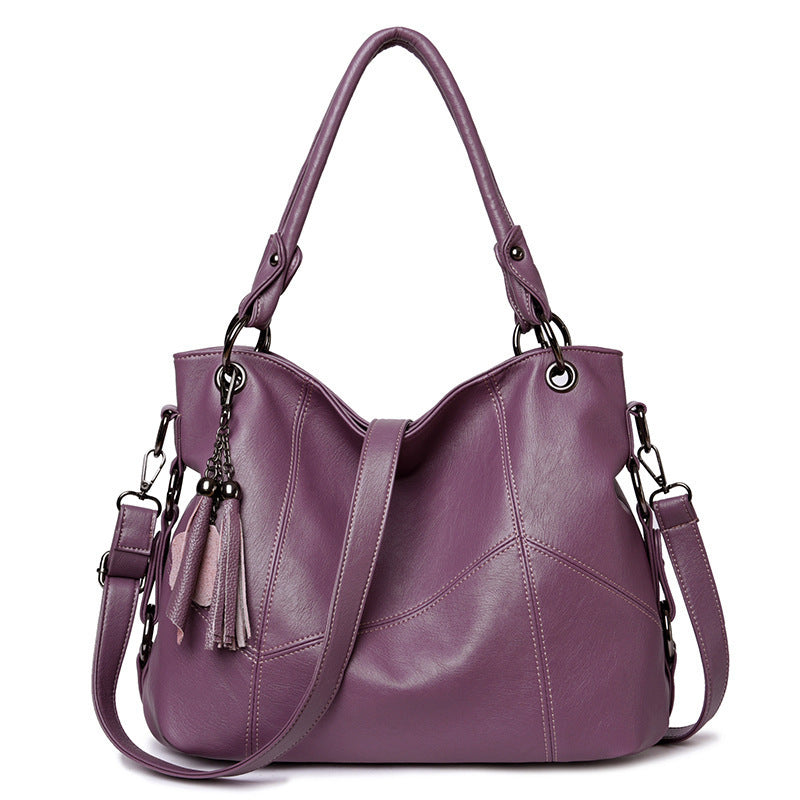 Détail franges pompons tassels sac bucket bordeaux mouvement bohème vintage