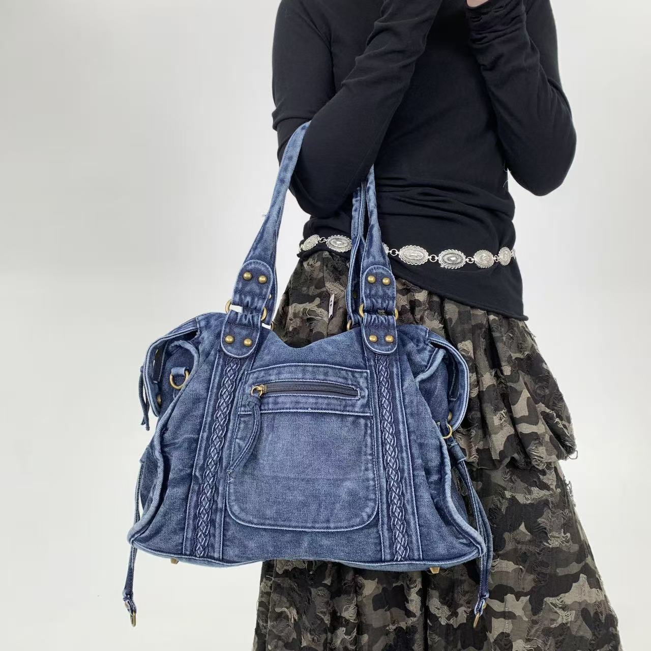 Détail bandoulière réglable sac PU noir femme, attache solide, port épaule ou croisé
