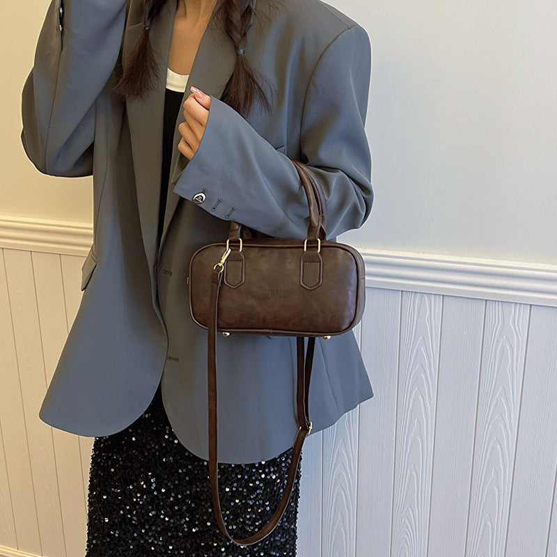 Gros plan sur la fermeture zip et les détails de finition du sac femme tendance