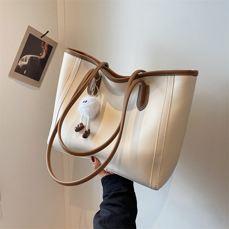 Vue frontale sac épaule avec pendentif décoratif bohème chic femme moderne