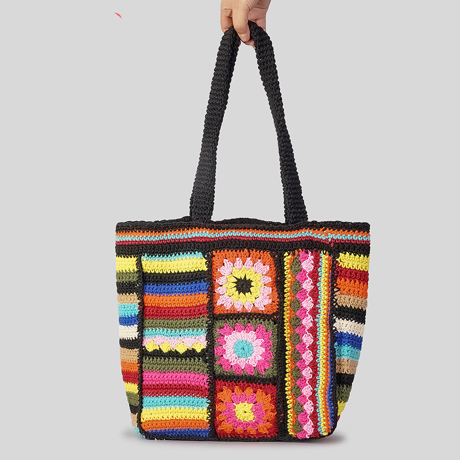 Intérieur sac crochet floral ouvert, doublure coton-lin, poche zippée, poche téléphone et sandwich
