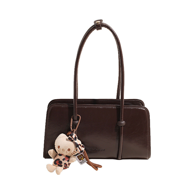 Sac aisselle noir élégance parisienne intemporelle avec pendentif bohème chic